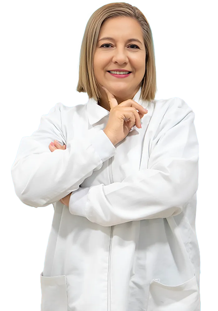 Dra. Yadira Ríos odontóloga en Santa Marta revisando una radiografía dental, especialista en odontología general y estética.